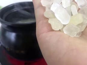 加600ml水煮开后转小火慢炖半小时后加入冰糖