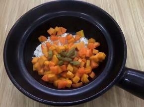 将葡萄干摆上