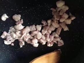 锅烧热，将瘦肉爆香