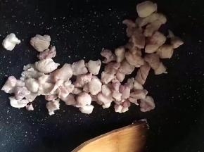 锅烧热，将瘦肉爆香