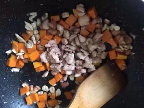 将南瓜加入，将之前炒过的瘦肉放入锅中一起翻炒，炒制五分熟