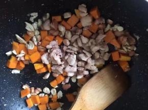 将南瓜加入，将之前炒过的瘦肉放入锅中一起翻炒，炒制五分熟