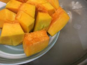 时间到，在把南瓜倒入大火烧开，然后转小火慢煲十五分钟