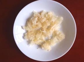 将银耳尾部去掉，手将银耳撕小块