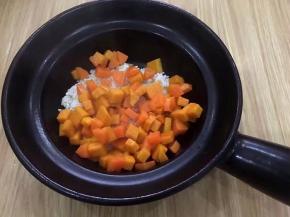 将炒好的南瓜丁放大米上