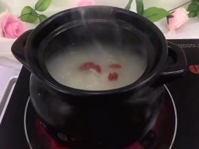 煮十分钟后加入苟记，加400ml水