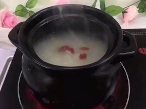 煮十分钟后加入苟记，加400ml水