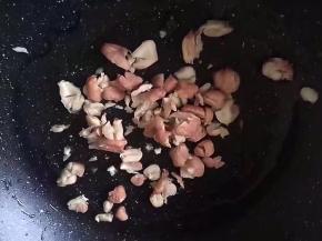 锅里放少许油将花生拍碎放入锅中中小火