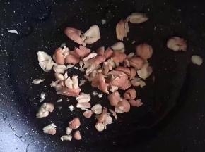 锅里放少许油将花生拍碎放入锅中中小火