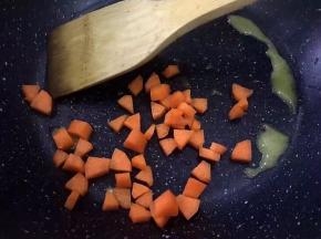 将胡萝卜洗净去皮切丁放入锅中