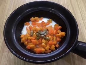 将牛奶倒入煲中