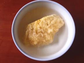 准备一个碗，将银耳放入，用温水泡发