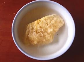 准备一个碗，将银耳放入，用温水泡发