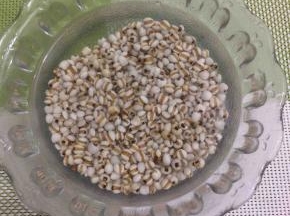 将薏米用水淘洗干净，然后用水浸泡二小时