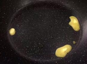 锅里放黄油融化