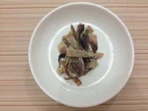 墨鱼先去掉里面的白核，在先用水洗一下，然后用水浸泡二十分钟