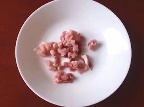 将瘦肉洗净后切丁