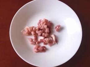 将瘦肉洗净后切丁