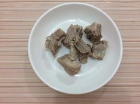捞出沥干水分备用