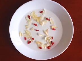 将百合苟记洗净泡一会