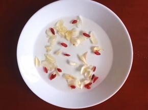将百合苟记洗净泡一会