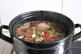 把牛腱子肉放进去