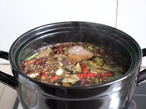 把牛腱子肉放进去