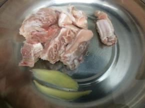 排骨用水洗净，汤锅里加入适量的水、料酒和姜，在放入排骨焯水，去除血水