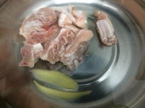 排骨用水洗净，汤锅里加入适量的水、料酒和姜，在放入排骨焯水，去除血水
