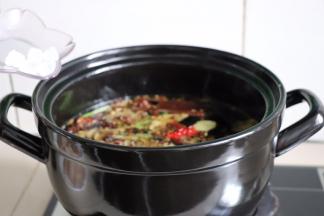 加适量的盐、放6粒冰糖提鲜