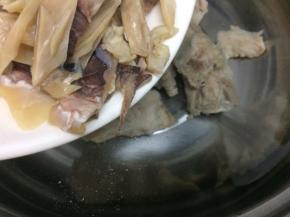 再把墨鱼放入锅中