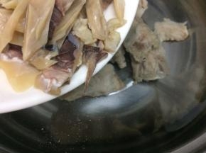 再把墨鱼放入锅中