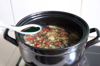 煮开之后加半汤匙老抽、半汤匙生抽、半汤匙料酒