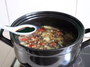 煮开之后加半汤匙老抽、半汤匙生抽、半汤匙料酒