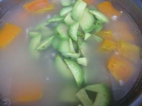 时间到，在把牛油果放入煲煮十分钟