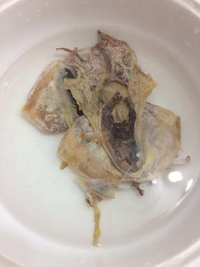 在先用水洗一下，然后用水浸泡二十分钟