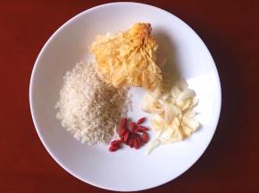 将大米，苟记，银耳，百合准备好