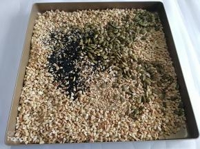 花生米，南瓜子仁，白芝麻，黑芝麻放入烤盘里面。
