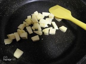 黄油切小块，小火融化。