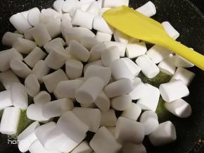 放入棉花糖继续小火融化。