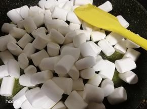 放入棉花糖继续小火融化。
