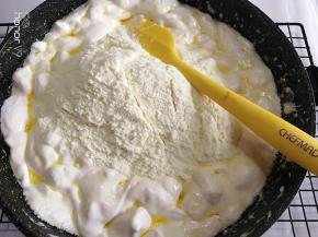 离火放入奶粉搅拌均匀。