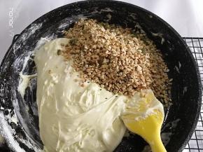 再放入保温的果仁搅拌均匀。