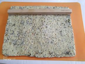 用锋利的刀切小块。