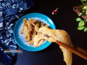 外壳蛋香，蓬松酥脆，内里蘑菇肉劲道有嚼头。