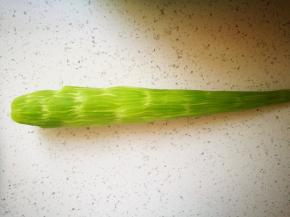 绿肉莴笋去皮洗净