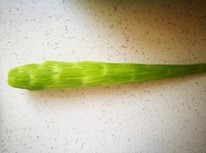 绿肉莴笋去皮洗净