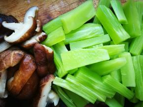 切成条状，新鲜香菇切条