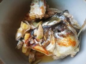 将煎好的鱼放入砂锅中