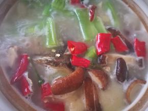 放入莴笋和香菇，我放了几颗辣椒，有淡淡的辣味，大火烧开，盖盖中火焖煮15分钟左右，莴笋熟了加盐煮煮就可以起锅！